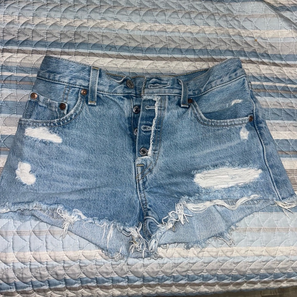 LEVI SHORTS SIZE 24
